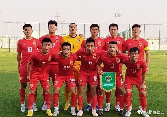 故事产生在清代末年，剧场中，一出出色的《十八罗汉斗悟空》正在上演，台下坐着的，是崇洋媚外的汉奸玉面虎和俄国年夜使。突然之间，台上正在表演的演员们冲下了台，想要刺杀玉面虎，但是刀枪哪有枪弹快，刺杀步履掉败了，刺客之一铁山公救下了一位火伴，两人逃离了现场。                                  　　阿金是一名纯真的少年，他进城只为了寻觅着落不明的父亲，却碰见了小春和小倩这两个无所事事的小混混。玉面虎的生意升了